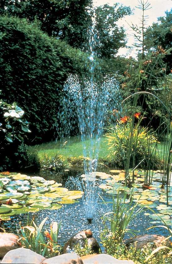 Pompe de fontaine projetant de l'eau dans un étang avec nénuphars et plantes.