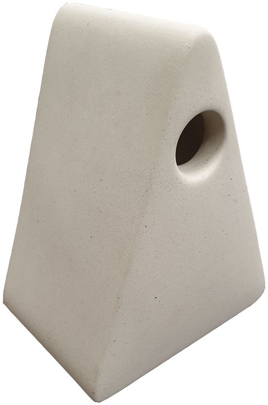 Lichtbeige, driehoekig vogelhuisje op een witte achtergrond, schuin van voren gezien.