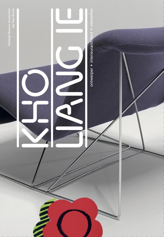 Paars stoffen fauteuil met metalen frame, met tekst 'KHO LIANG IE'.