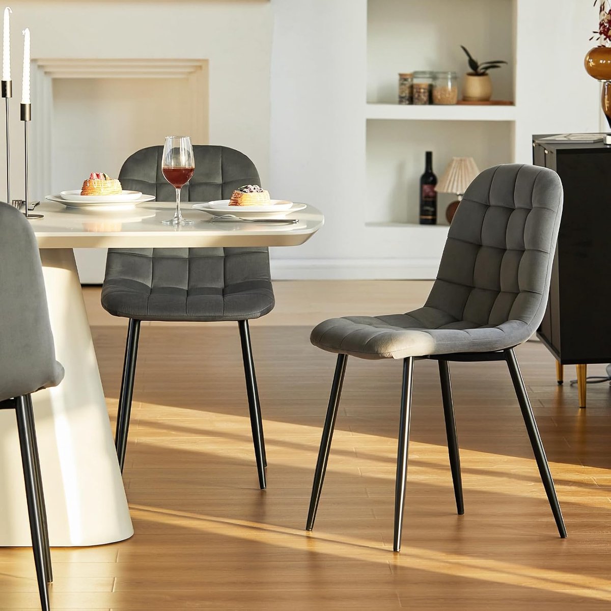 Luxe Velvet Eetkamerstoelen Set van 4 – Grijs | Gestoffeerde Design Keuken- & Woonkamerstoelen met Metalen Poten, Ergonomische Rugleuning en Anti-Slip Bescherming (68D x 83W x 103H cm)