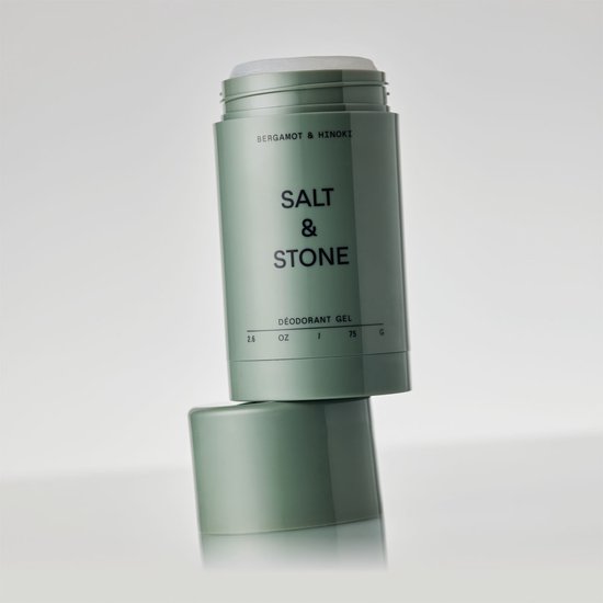Groene deodorantstick van Salt & Stone, de dop ligt ernaast. Tekst: "BERGAMOT & HINOKI SALT & STONE DÉODORANT GEL 2.6 OZ 75 G".