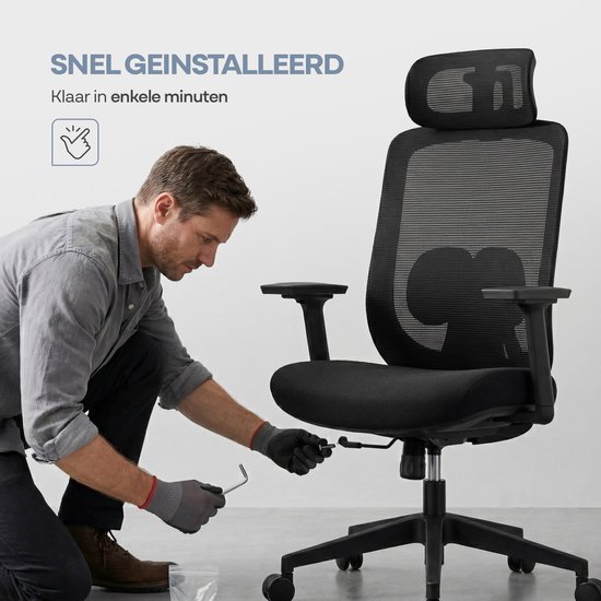 Man stelt zwarte bureaustoel samen met een inbussleutel.