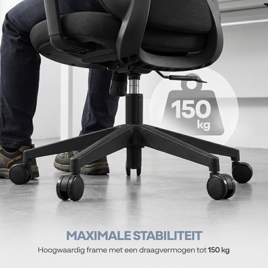 Onderkant van een zwarte bureaustoel met wieltjes en het logo van 150 kg.