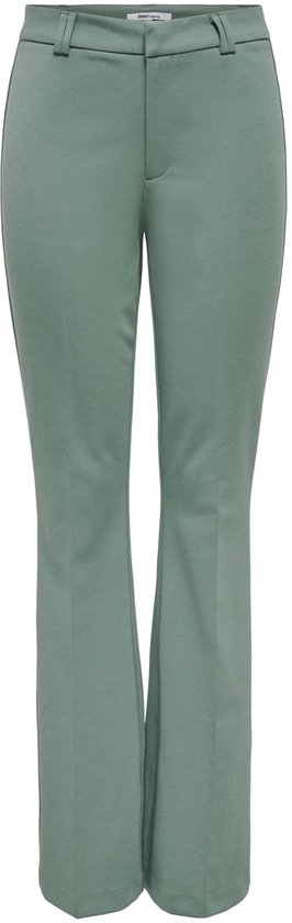 Een groene flared broek van ONLY met ceintuur lussen, van voren.