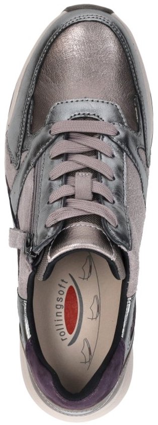 Zilverkleurige sneaker met roze veters en paarse accenten, van Gabor.