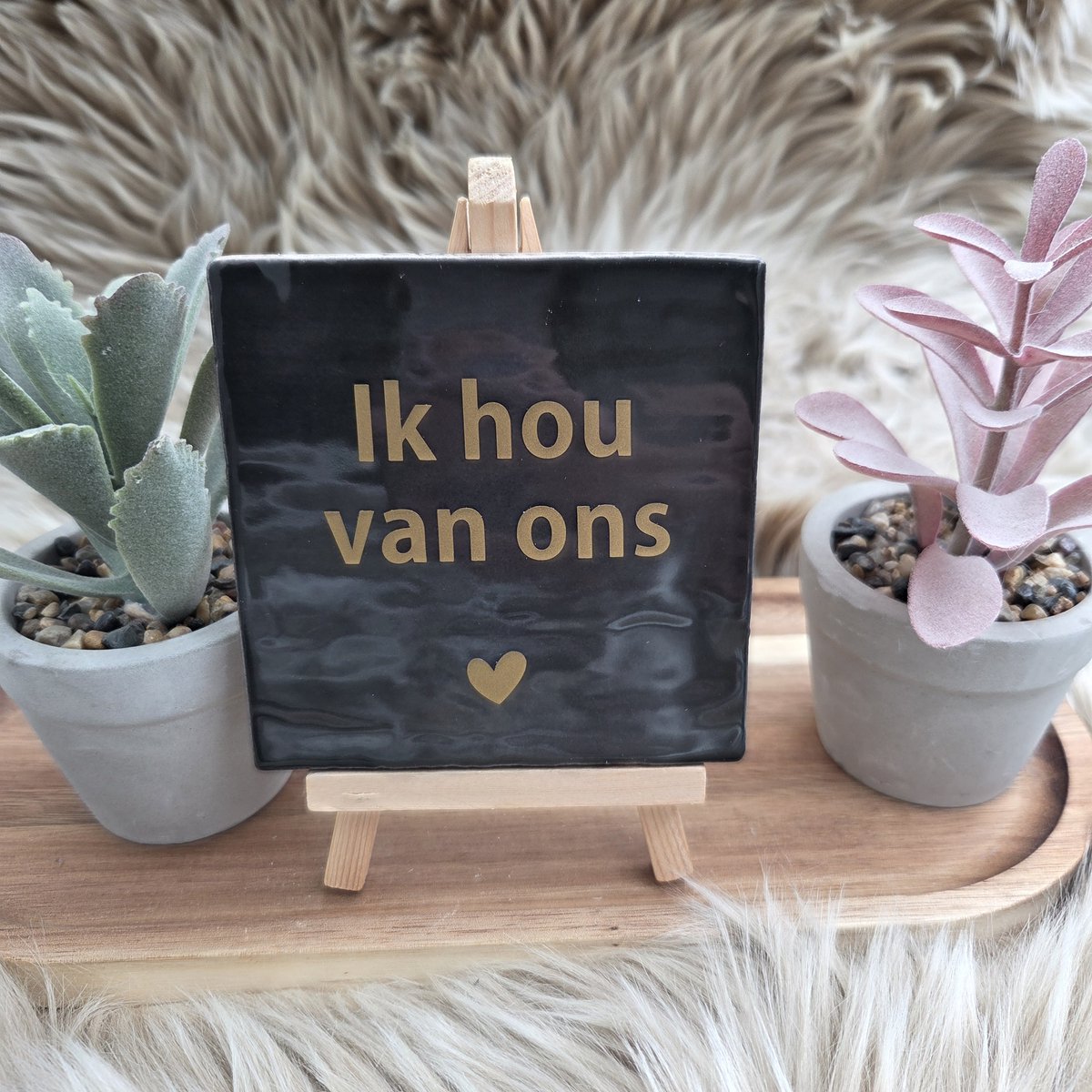Robuust wenstegeltje – Ik Hou van Ons – Hip trendy tegeltje – Cadeau voor Partner, Valentijn of Jubileum – Stijlvol en Persoonlijk Woonaccessoire - Zomaar - Voor jezelf – Trendy nu – Decoratief Tegeltje met Standaard – Cadeau Idee