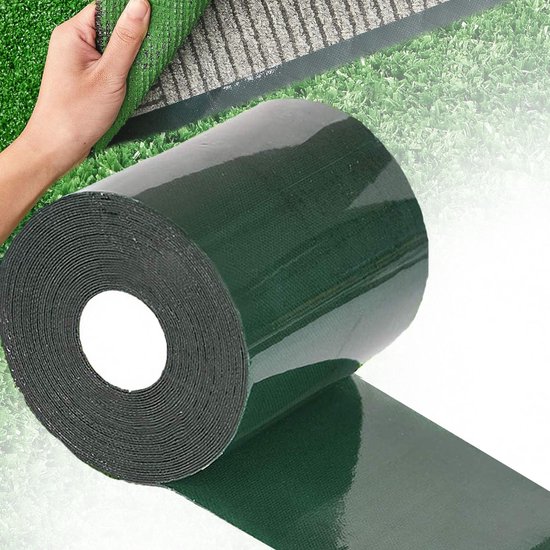 Een rol donkergroene, zelfklevende tape voor kunstgras.