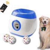 Een gouden retriever hond met een groene strik staat naast een blauw-witte ballenwerper en drie kleurrijke ballen.