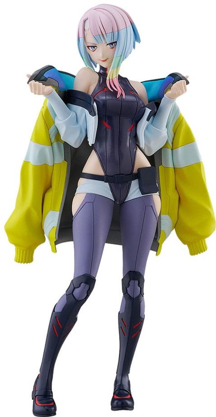 Figuur met gekleurd haar, zwart badpak, paarse legging en gele jas over de schouders.