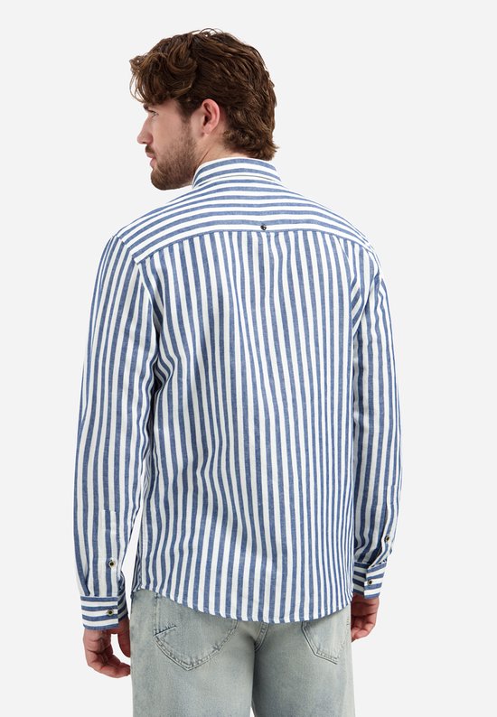 Model draagt een blauw en wit gestreept overhemd met de rug naar de camera.