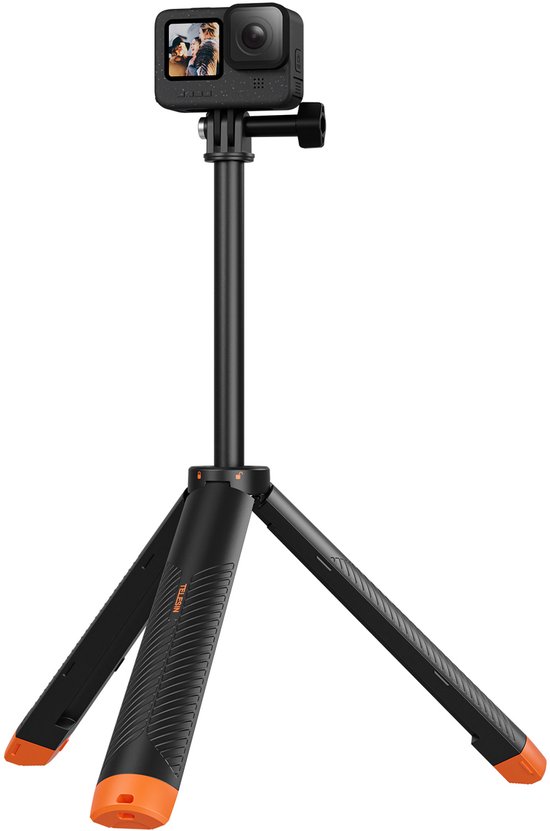 Zwarte en oranje selfiestick met GoPro op statief.
