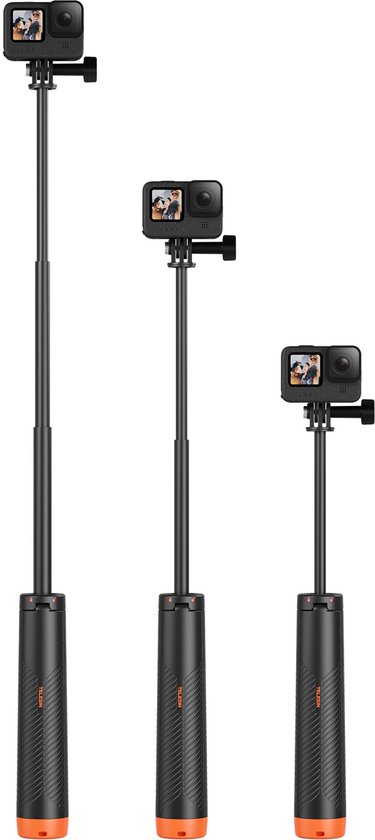 Drie zwarte en oranje selfiesticks met GoPro, in verschillende lengtes uitgeschoven.