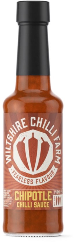 Fles Wiltshire Chilli Farm Chipotle Chilli Sauce met een bruine/rode label met drie rode pepers. "Fearless Flavour". 140 ml.
