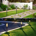 Zwarte solar tuinlampen op een pad en in gras. "Premium LEDs"
