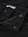 Sluiting van zwarte jeans met rits en knoop. Label met '10Y 140'.