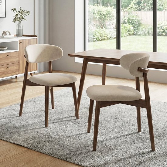 Twee beige eetkamerstoelen met gebogen houten rugleuning en stoffen zitting.