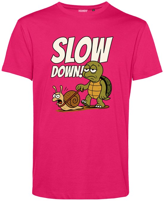 T-shirt Vundy fuchsia avec inscription 'Slow Down!' et une tortue tenant une escargot.