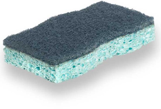 Une éponge à récurer bleu-gris est posée sur fond blanc.