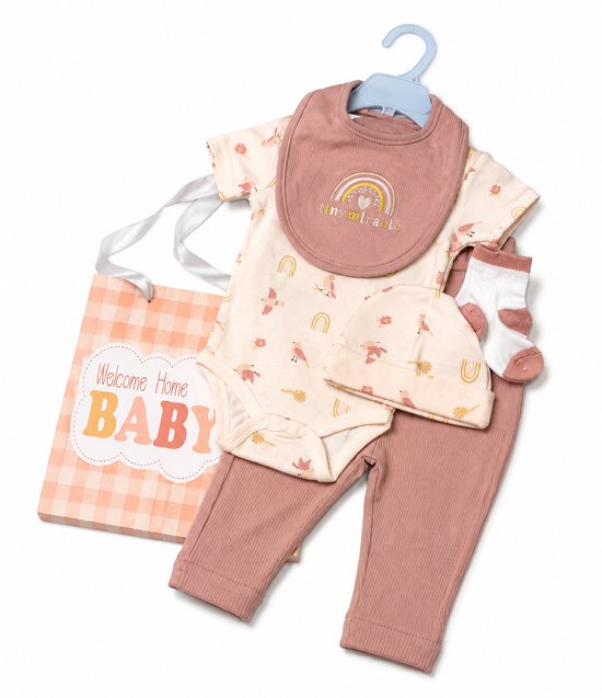 Ensemble bébé 6 pièces : body, legging, bavoir, bonnet, chaussettes et sac cadeau. Couleurs claires.
