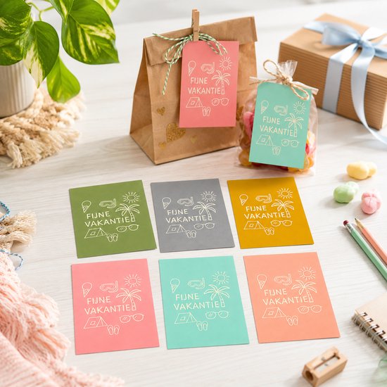 Set met zes kaarten, drie pakjes en een cadeaubox. Kaarten in groen, grijs, geel, roze, turquoise, oranje met witte vakantie-illustraties. Tags in roze en turquoise.