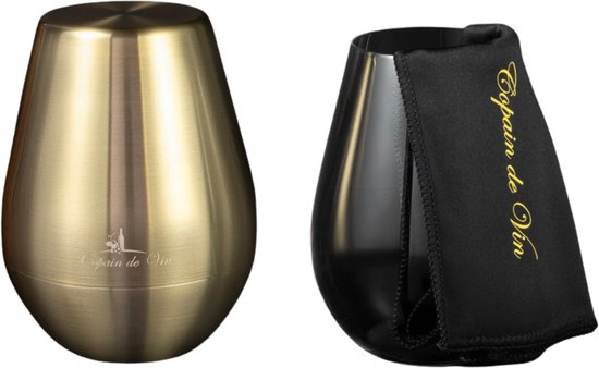 Gouden, metalen wijnglas naast een donker glas met zwarte stoffen hoes.