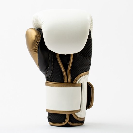 Witte Everlast bokshandschoen met gouden details en zwarte mesh aan de zijkant.