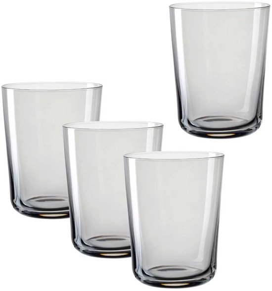 Ensemble de quatre verres, en verre transparent, sur fond blanc.