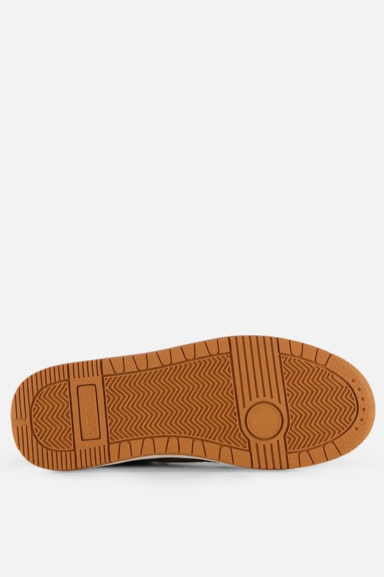 Bruine buitenzool van een PME Legend sneaker met visgraatprofiel en "PME LEGEND"-tekst.