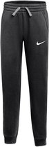 Donkergrijze Nike trainingsbroek voor kinderen met een witte Swoosh op de linkerpijp en een grijze trekkoord.