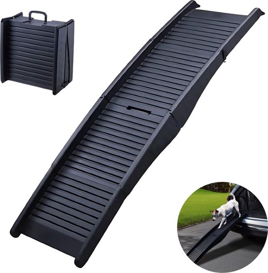 Planchet pliable noir pour chien avec profil nervuré. Un petit chien monte sur la planche sortant d'une voiture.