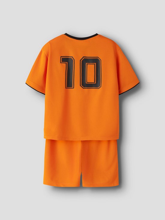 Oranje voetbaltenue met op de rug het getal '10' en aan de zijkanten van de broek ook een '10'.