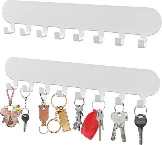 Twee witte sleutelhaken met diverse sleutels en sleutelhangers.