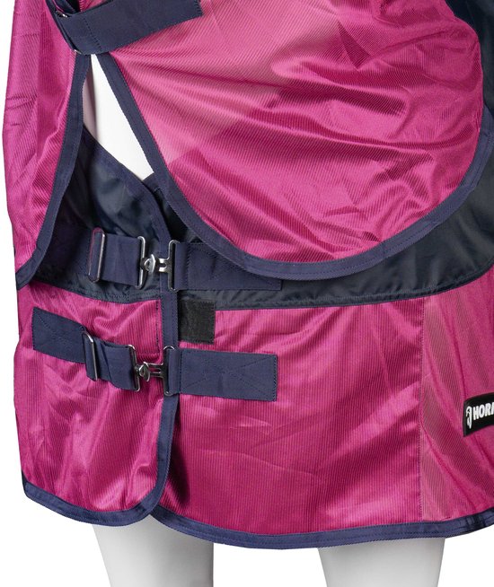 Sluiting van een fuchsia Horka vliegendeken met navy bies en gespen.