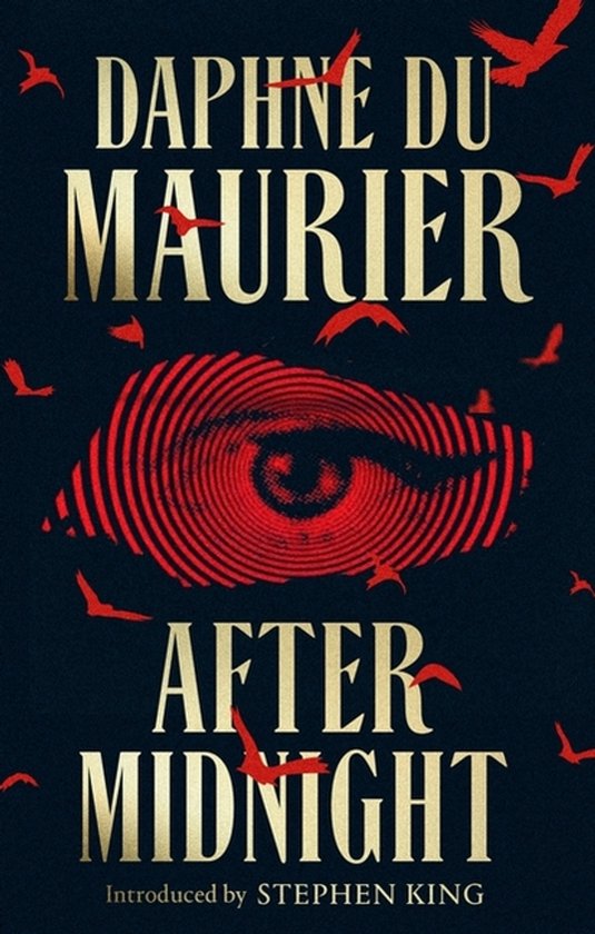 Boekomslag met de titel 'After Midnight' door Daphne Du Maurier, met een rode oogafdruk en vliegende rode vogels op een donkere achtergrond.