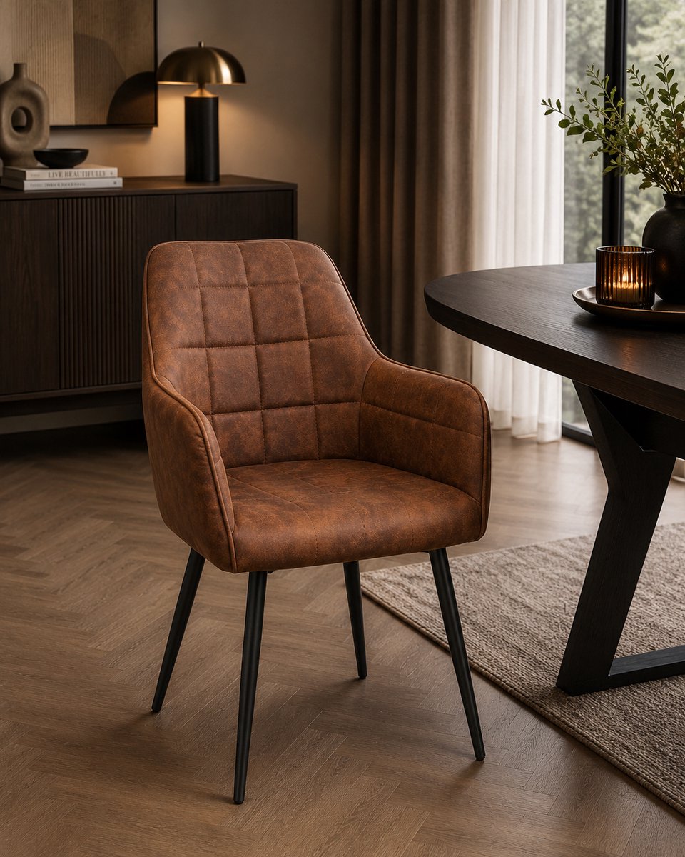 Eetkamerstoel Emma – Cowboy Stof – Cognac – Stoere Eetkamerstoel met Ruitstiksel – Met Armleuningen & Metalen Onderstel – Comfortabele Zitting
