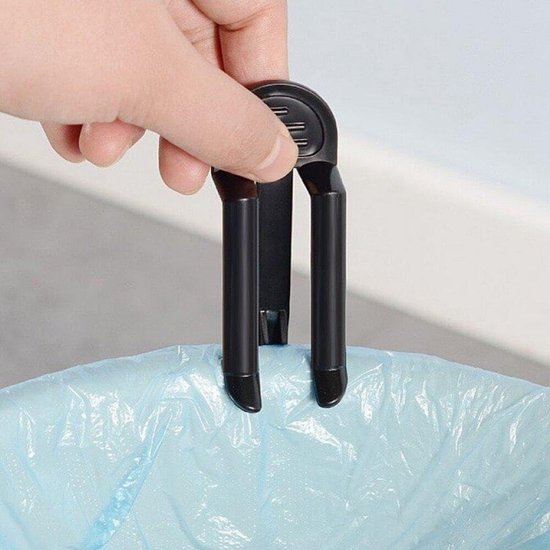 Hand bevestigt een zwarte prullenbakclip aan een blauwe vuilniszak.