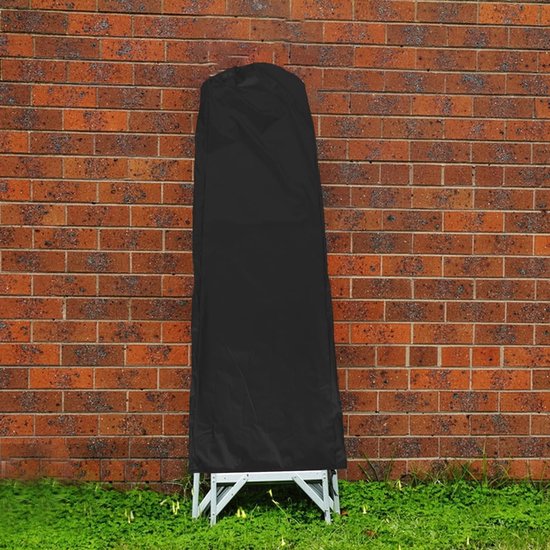 Zwarte ladderhoes, rechtopstaand tegen een bakstenen muur.