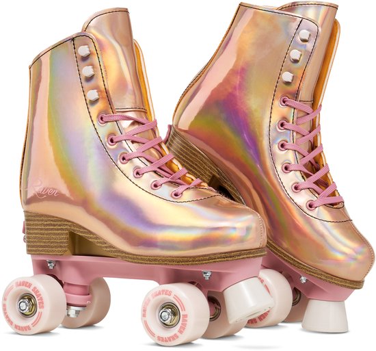 Een paar holografische rolschaatsen in koperkleur, met roze veters, wielen en remblokken. "Raven" logo op zijkant.