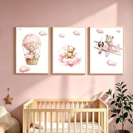 Drie ingelijste posters met teddyberen in een heteluchtballon, op een wolk en in een vliegtuig, boven een houten babybedje.