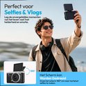 Man met zonnebril en koptelefoon maakt een selfie met de Setano 4K camera, het scherm draait 180 graden voor selfies en vlogs.