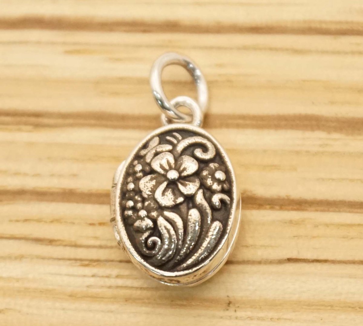 Zilveren medaillon hanger met bloemen - sterling zilveren medaillon hals hangertje met bloempjes - vrouwelijke kettinghanger met bloemen - 925 zilveren lockertje met bloemen voor aan ketting - cadeau tip verjaardag, moederdag, feestdagen