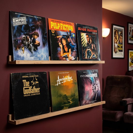 Drie filmplaten op een houten plank: 'The Empire Strikes Back', 'Pulp Fiction' en 'Blade Runner'.