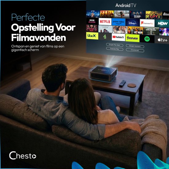 Koppel uit de bank kijkend naar een film geprojecteerd door een Chesto beamer. Android TV interface op het scherm.