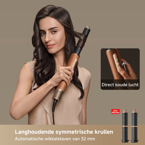 Une femme aux longs cheveux bruns se boucle les cheveux avec l'appareil de coiffage doré et marron. Boucles symétriques durables avec des tiges automatiques de 32 mm.