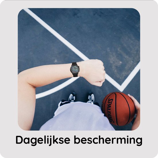 Persoon draagt een Garmin smartwatch tijdens het basketballen, met dagelijkse bescherming.
