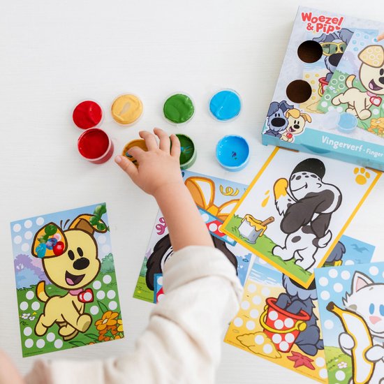 Kind handje met rode, gele, groene en blauwe vingerverf. Prenten van Woezel & Pip hondjes, katjes en vrolijke stipjes.