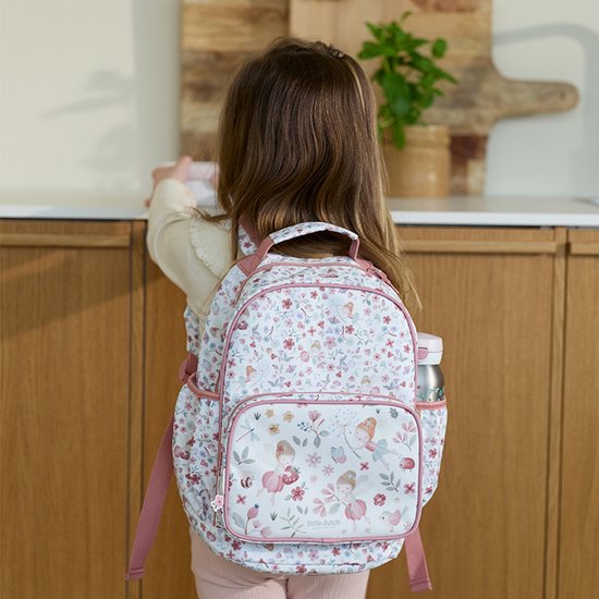 Fille portant un sac à dos avec imprimé floral et de fées, bretelles roses et poche avant.