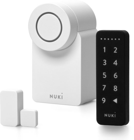 Witte Nuki Smart Lock Go deurslot met zwart Keypad 1 en twee kleine witte boosters.