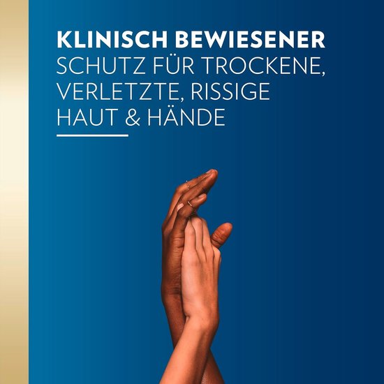 Twee handen die elkaar vasthouden, een donkerdere en een lichtere huidskleur. "KLINISCH BEWIESENER SCHUTZ FÜR TROCKENE, VERLETZTE, RISSIGE HAUT & HÄNDE"