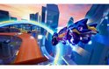 Een blauwe Hot Wheels auto met gele en rode details vliegt over een oranje racebaan, omringd door blauwe futuristische gebouwen.